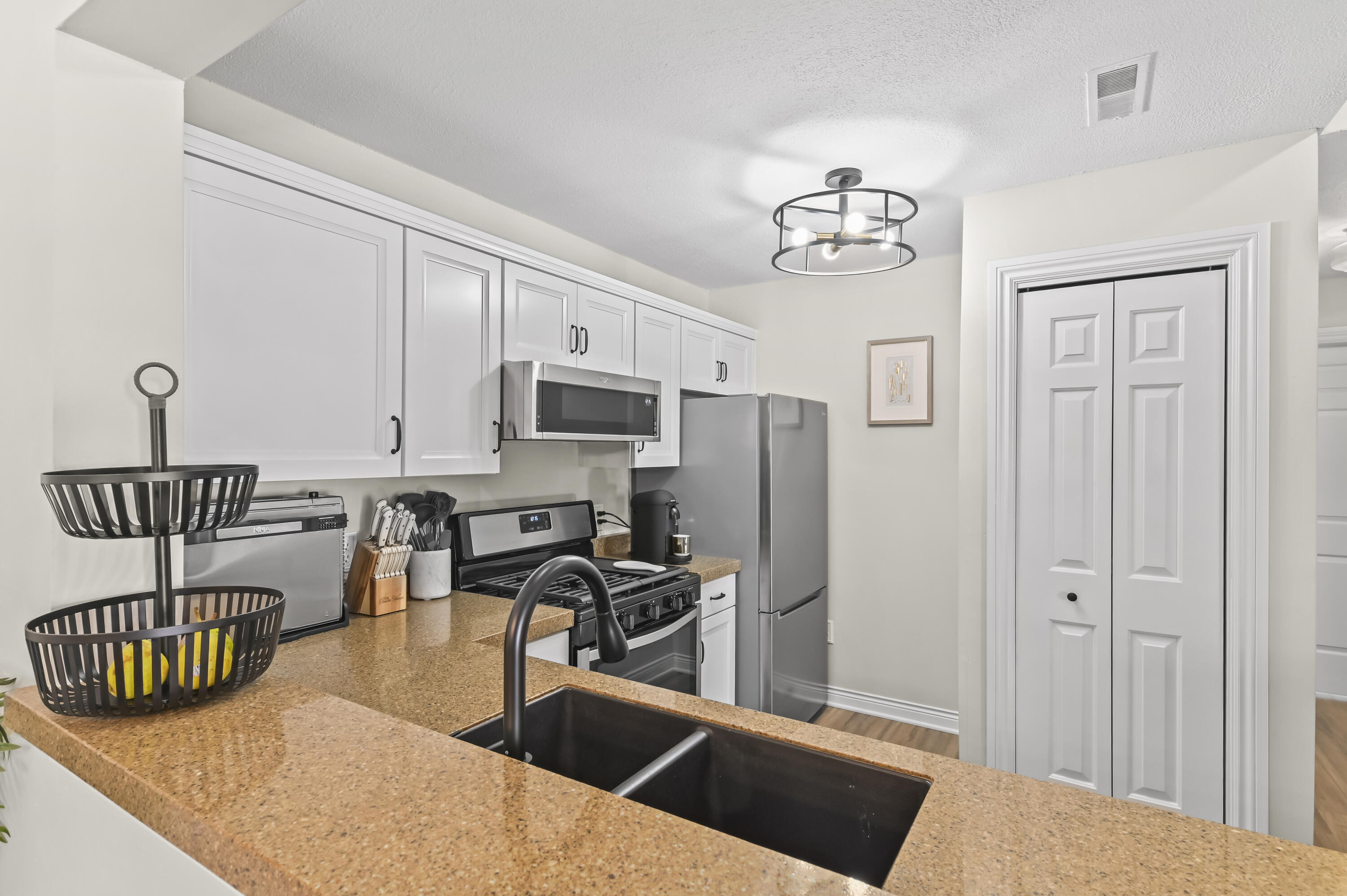 590 Pewaukee Road, Unit E Pewaukee, WI 53072 - Photo 11 of 34 Kitchen 3