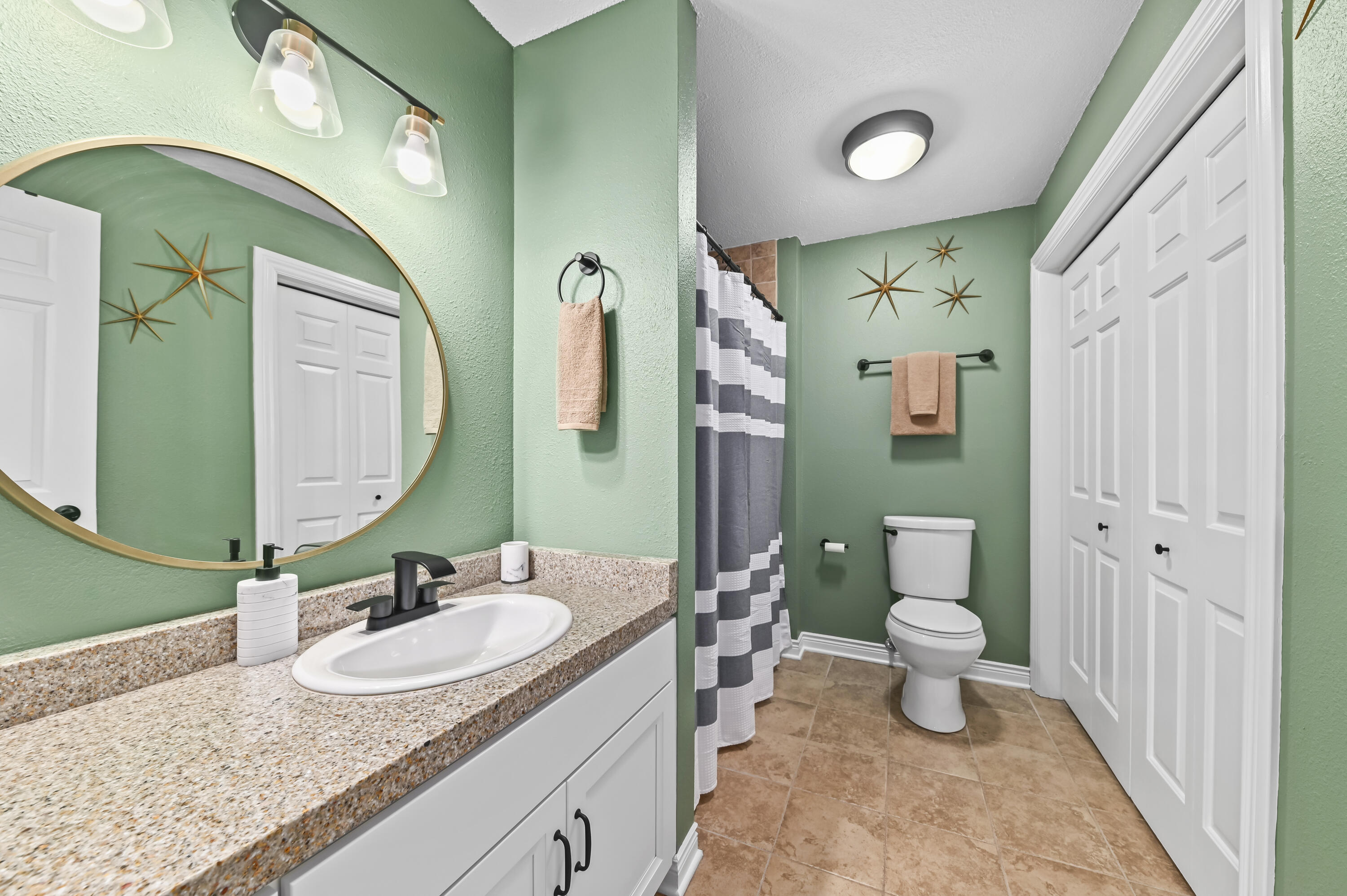 590 Pewaukee Road, Unit E Pewaukee, WI 53072 - Photo 14 of 34 Primary Bathroom