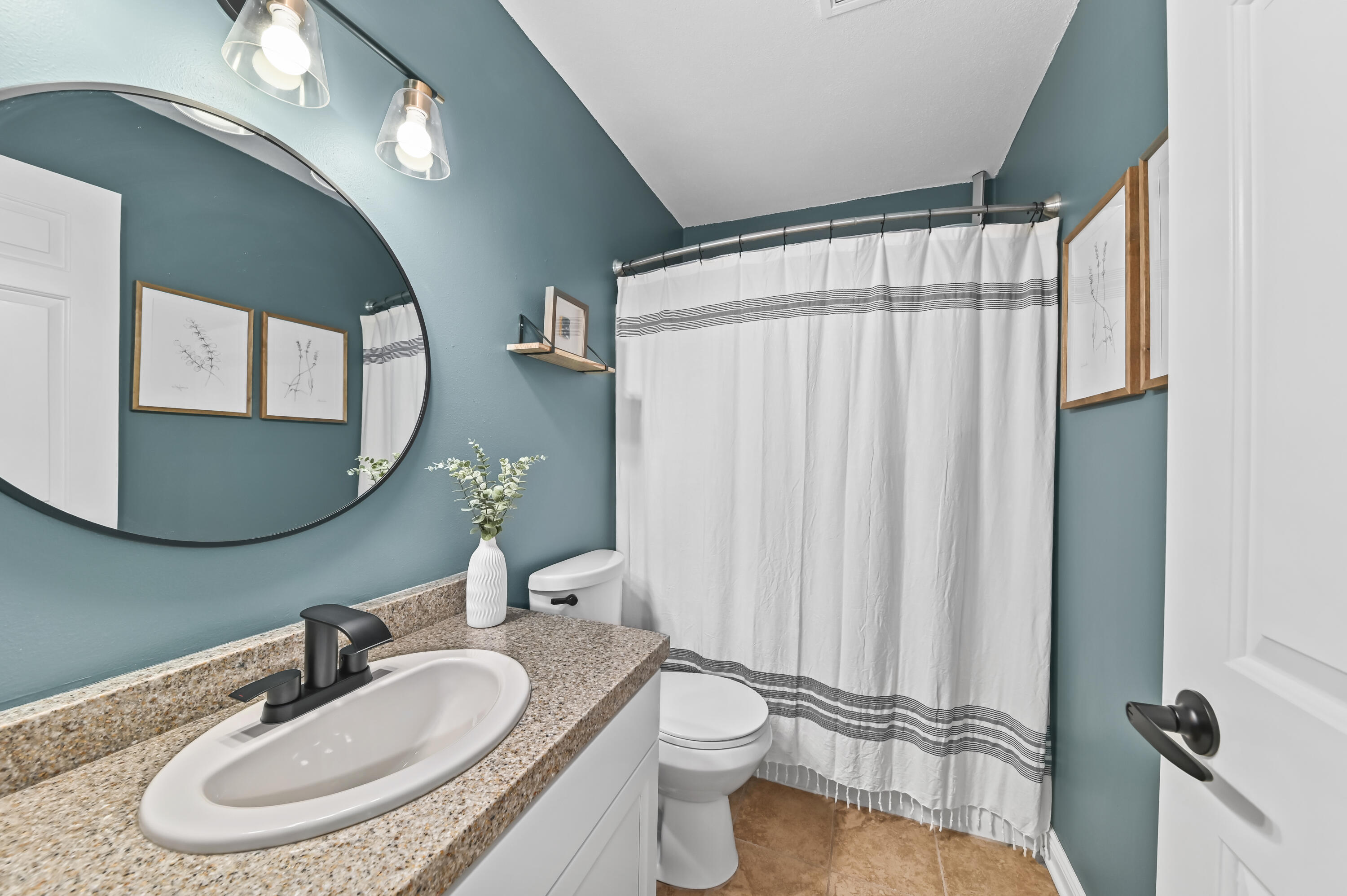 590 Pewaukee Road, Unit E Pewaukee, WI 53072 - Photo 20 of 34 Bathroom