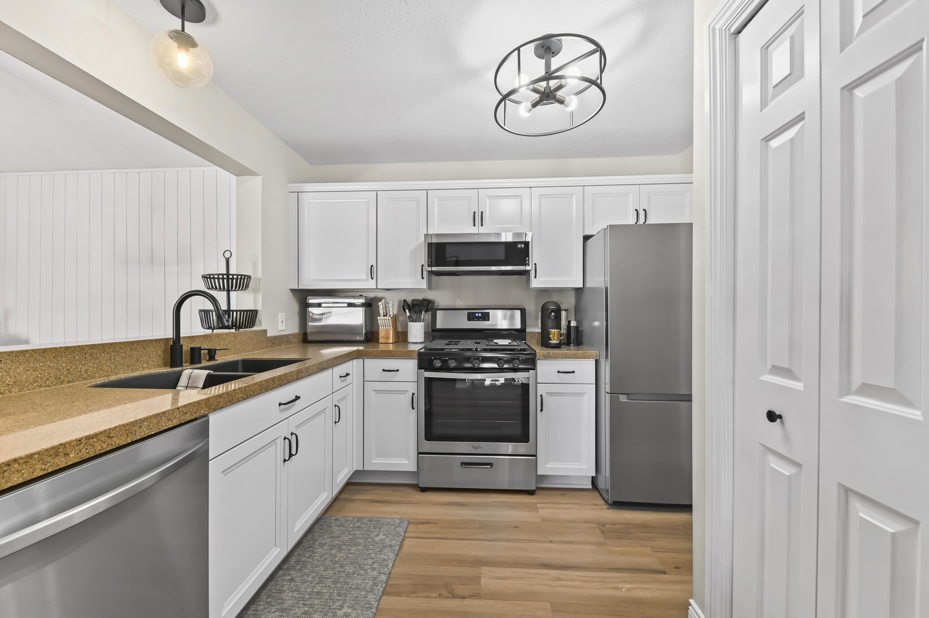 590 Pewaukee Road, Unit E Pewaukee, WI 53072 - Photo 9 of 34 Kitchen 1