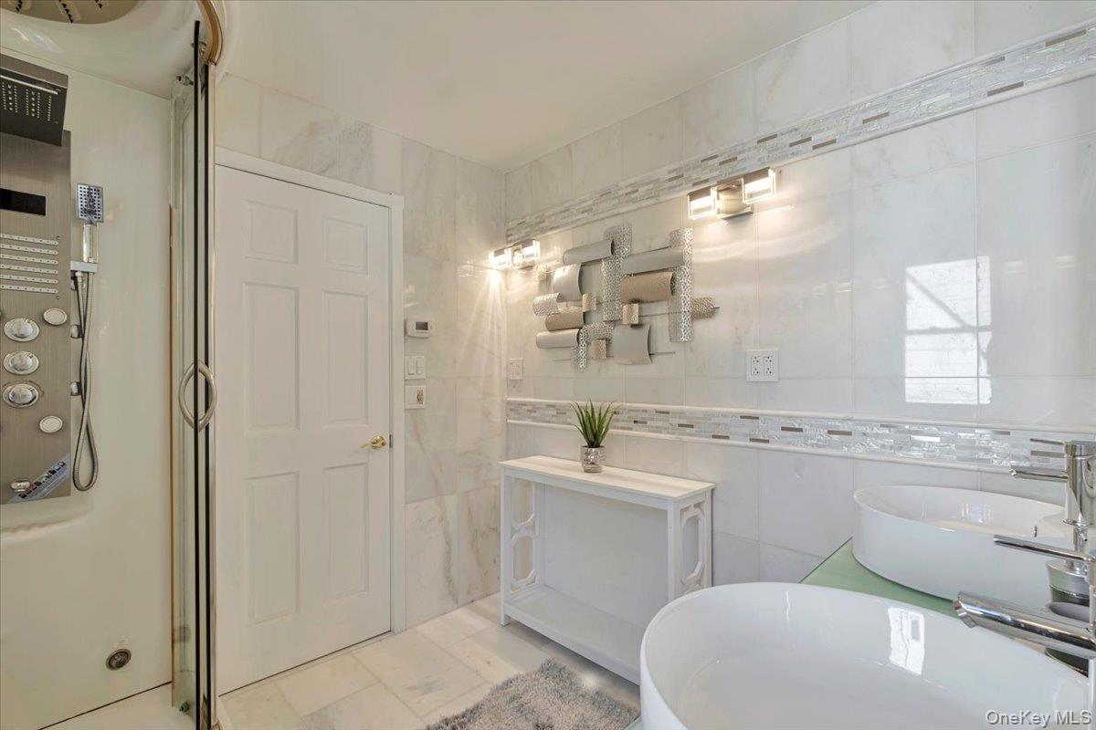 193 Nelson Road Scarsdale, NY 10583 - Photo 29 of 37 a bathroom with a toilet sink and mirror