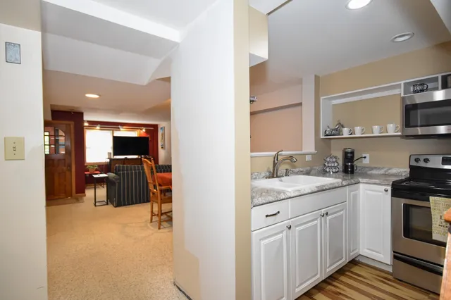 $699,900 | 8 Moharimet Drive, Madbury, NH 03823