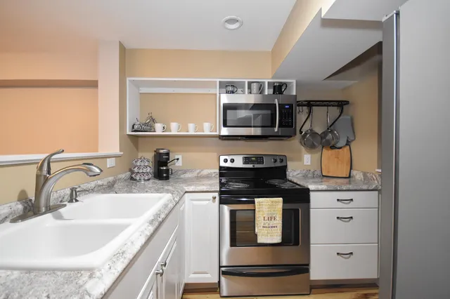 $699,900 | 8 Moharimet Drive, Madbury, NH 03823