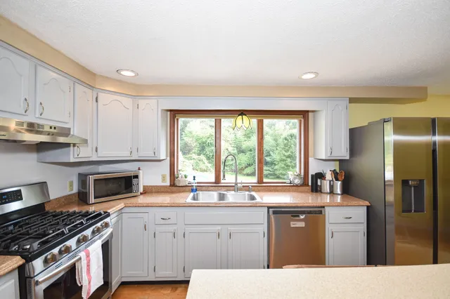 $699,900 | 8 Moharimet Drive, Madbury, NH 03823