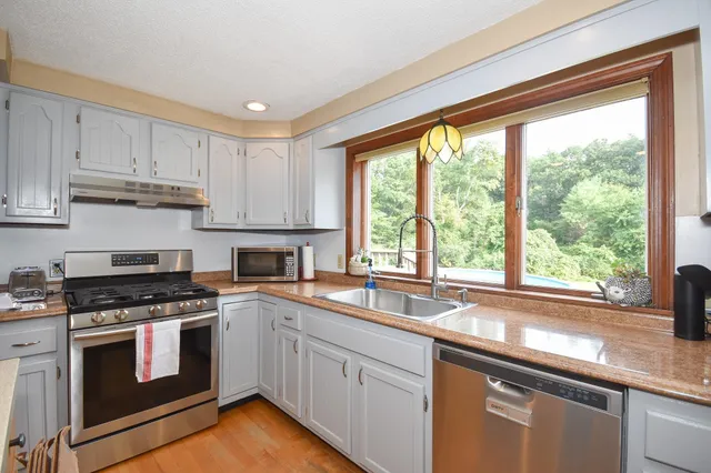 $699,900 | 8 Moharimet Drive, Madbury, NH 03823