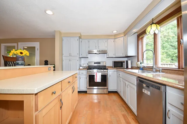 $699,900 | 8 Moharimet Drive, Madbury, NH 03823