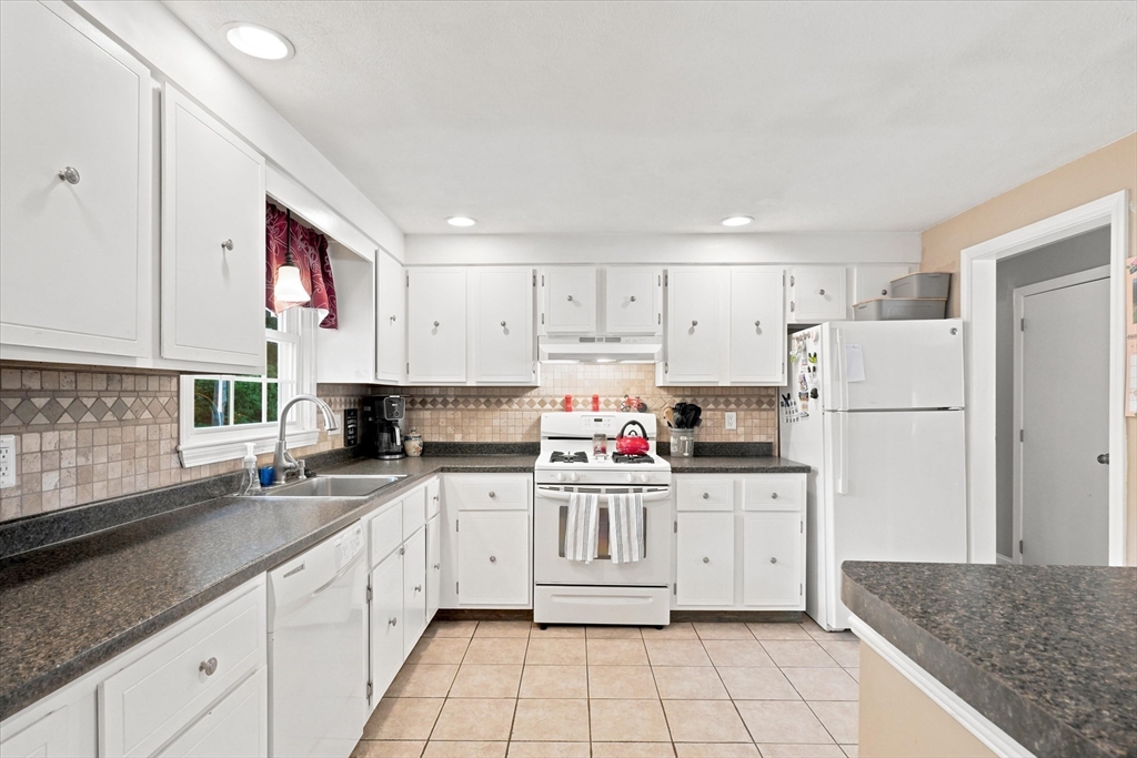 52 Oak Ridge Circle Lynn, MA 01904 - Photo 11 of 42