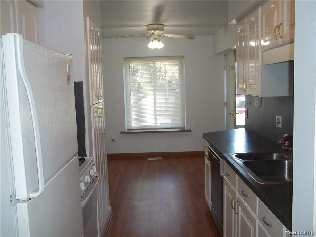 4422 15 Mile Road Sterling Heights, MI 48310 - Photo 4 of 29 100_1929.JPG
