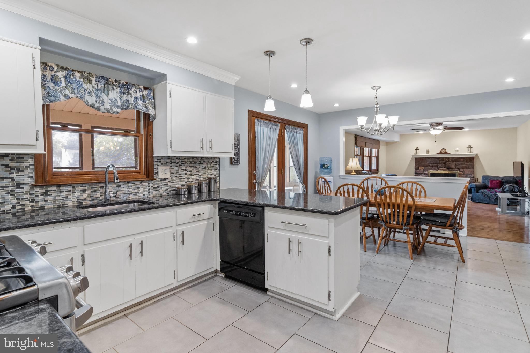 1081 Lavera Road Warminster, PA 18974 - Photo 11 of 40 Kitchen