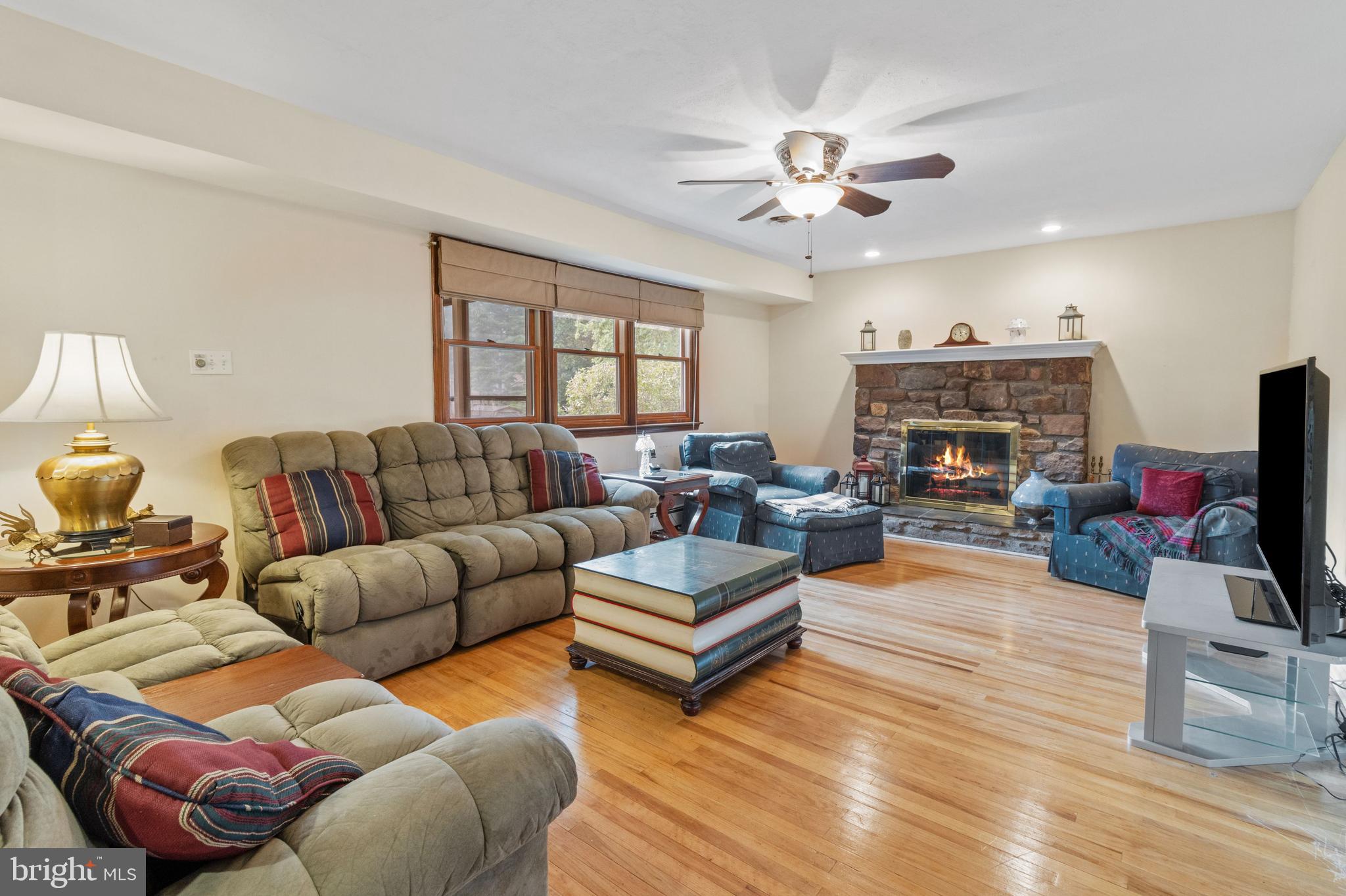 1081 Lavera Road Warminster, PA 18974 - Photo 16 of 40 Family Room