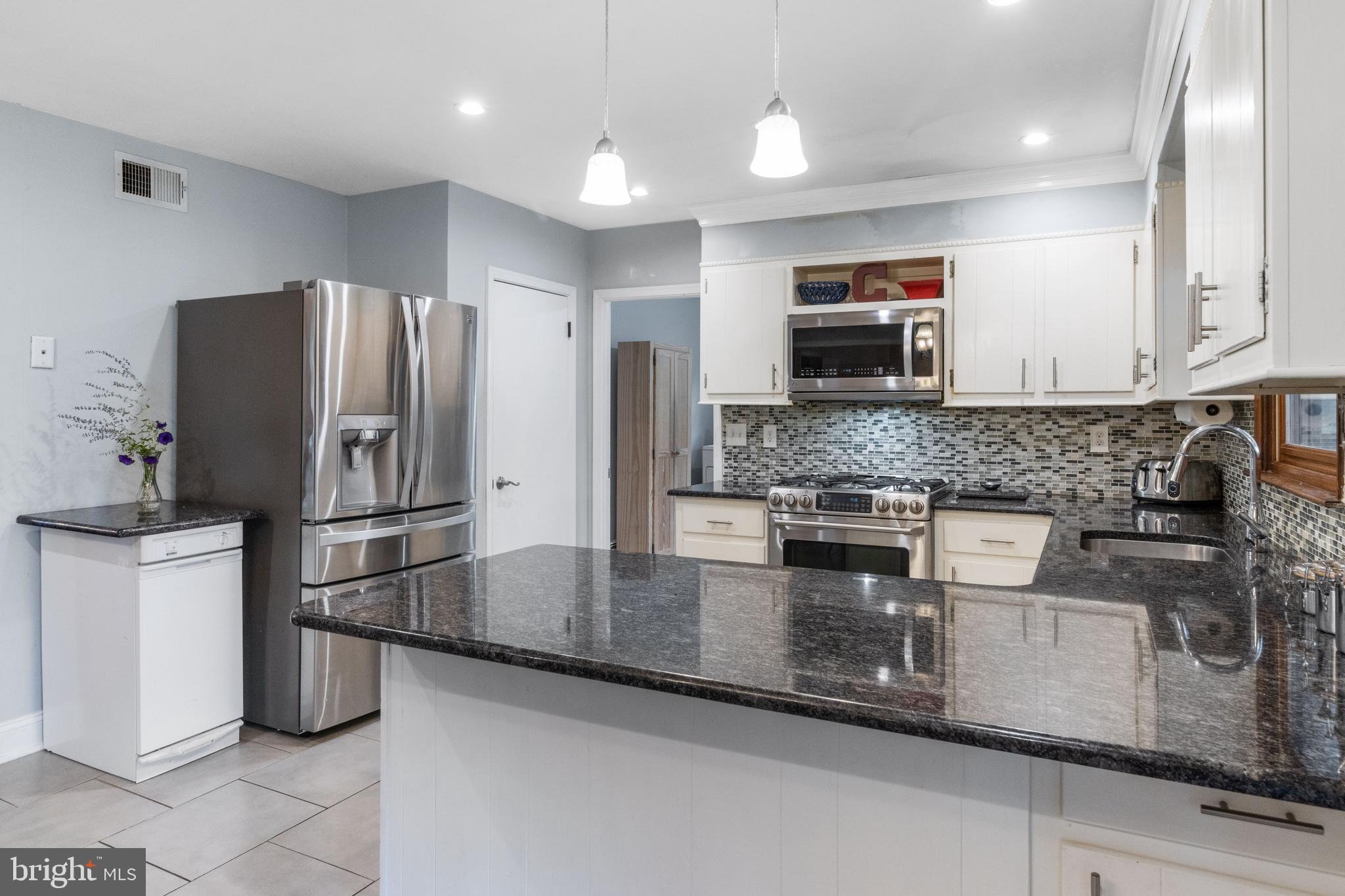 1081 Lavera Road Warminster, PA 18974 - Photo 9 of 40 Kitchen