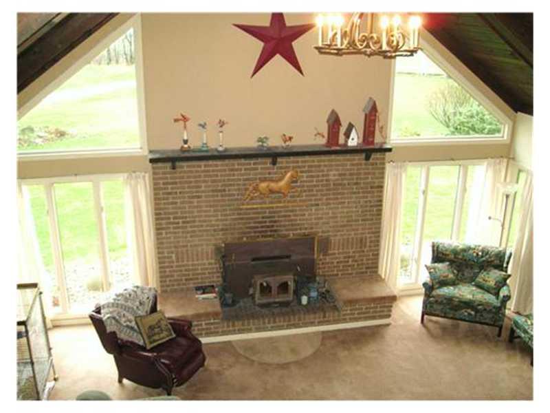 326 Jones Road Cabot, PA 16023 - Photo 4 of 25 Living Room.