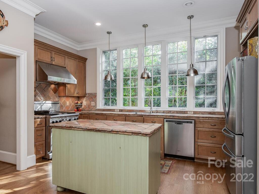 1145 Bolling Road Charlotte, NC 28207 - Photo 10 of 44 Gallery Image 10