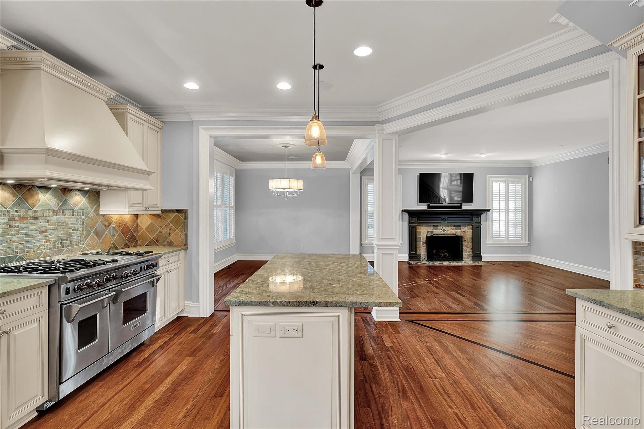 338 Baldwin Road Birmingham, MI 48009 - Photo 10 of 37 Kitchen w/stainless double oven