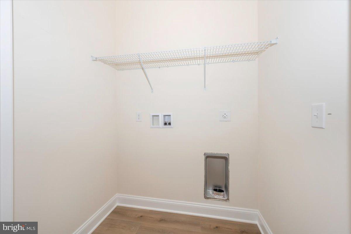 216 Brooks Lane St. Michaels, MD 21663 - Photo 12 of 37 a bathroom with a window