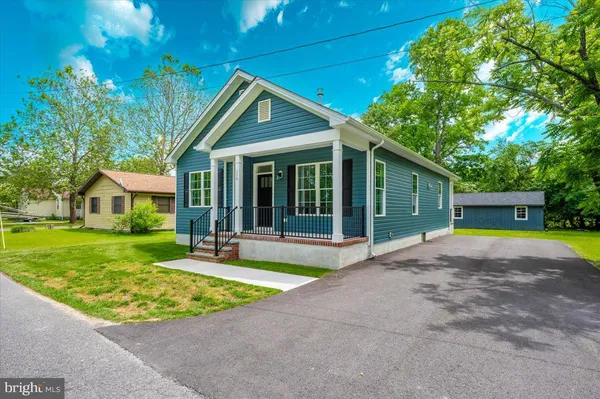 a view of a house with backyard and porch