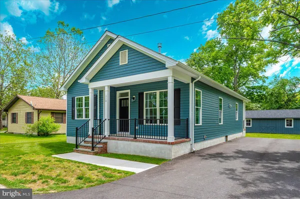 a view of a house with backyard and porch