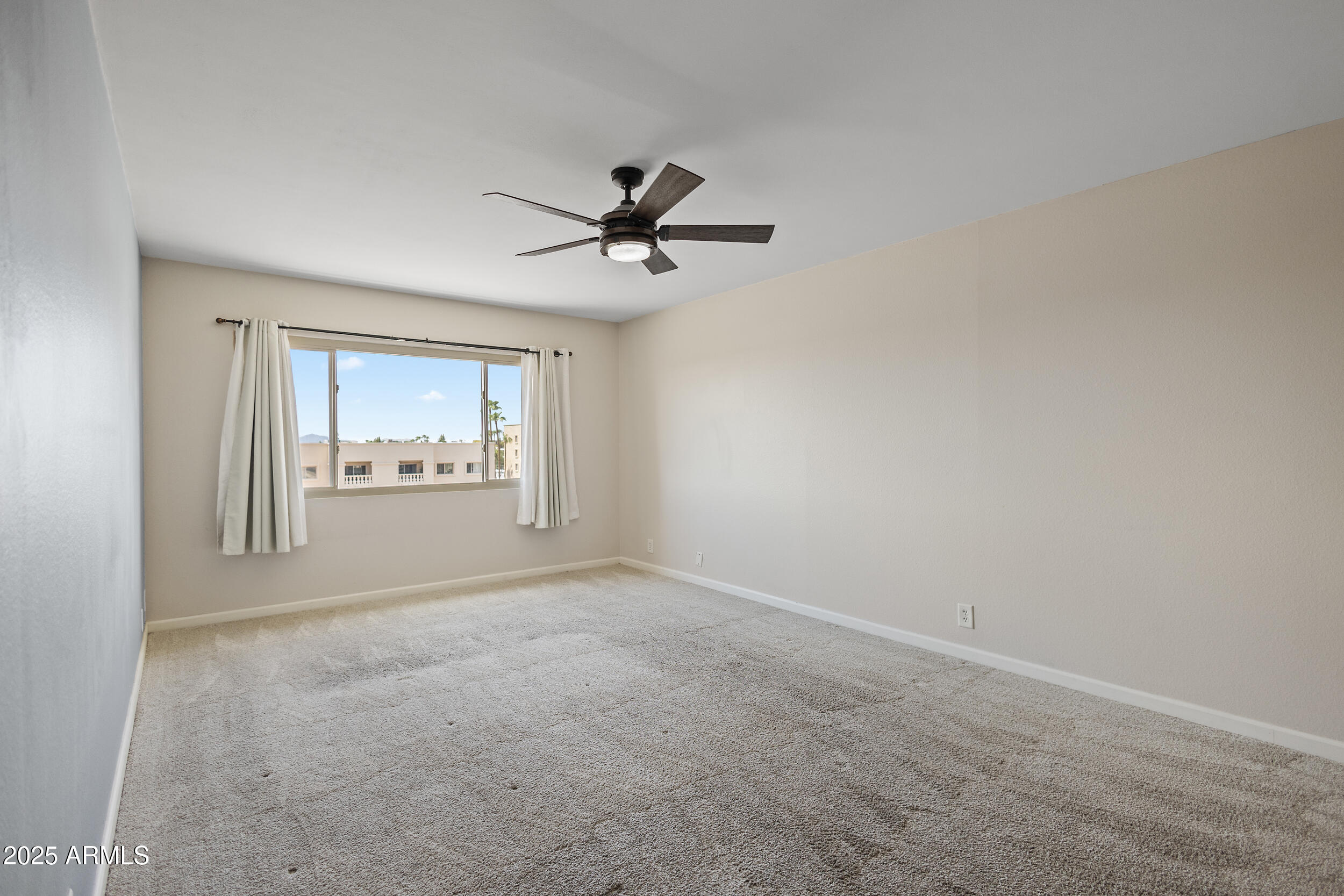 7920 East Camelback Road, Unit 601 Scottsdale, AZ 85251 - Photo 12 of 31 a view of an empty room and a kitchen