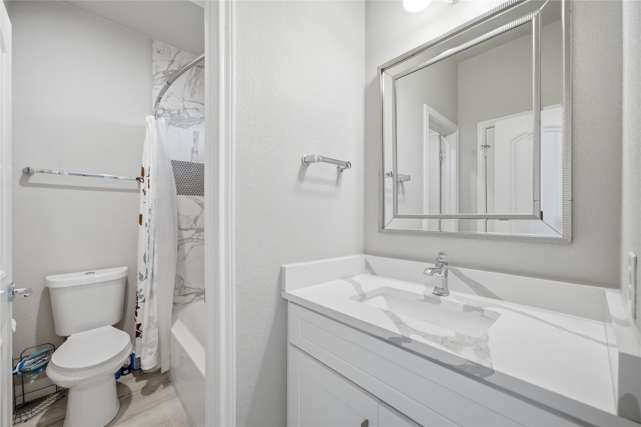 4412 New Orleans Street, Unit B Houston, TX 77020 - Photo 33 of 42 Dressing area and sink, adjacent to bedroom #2