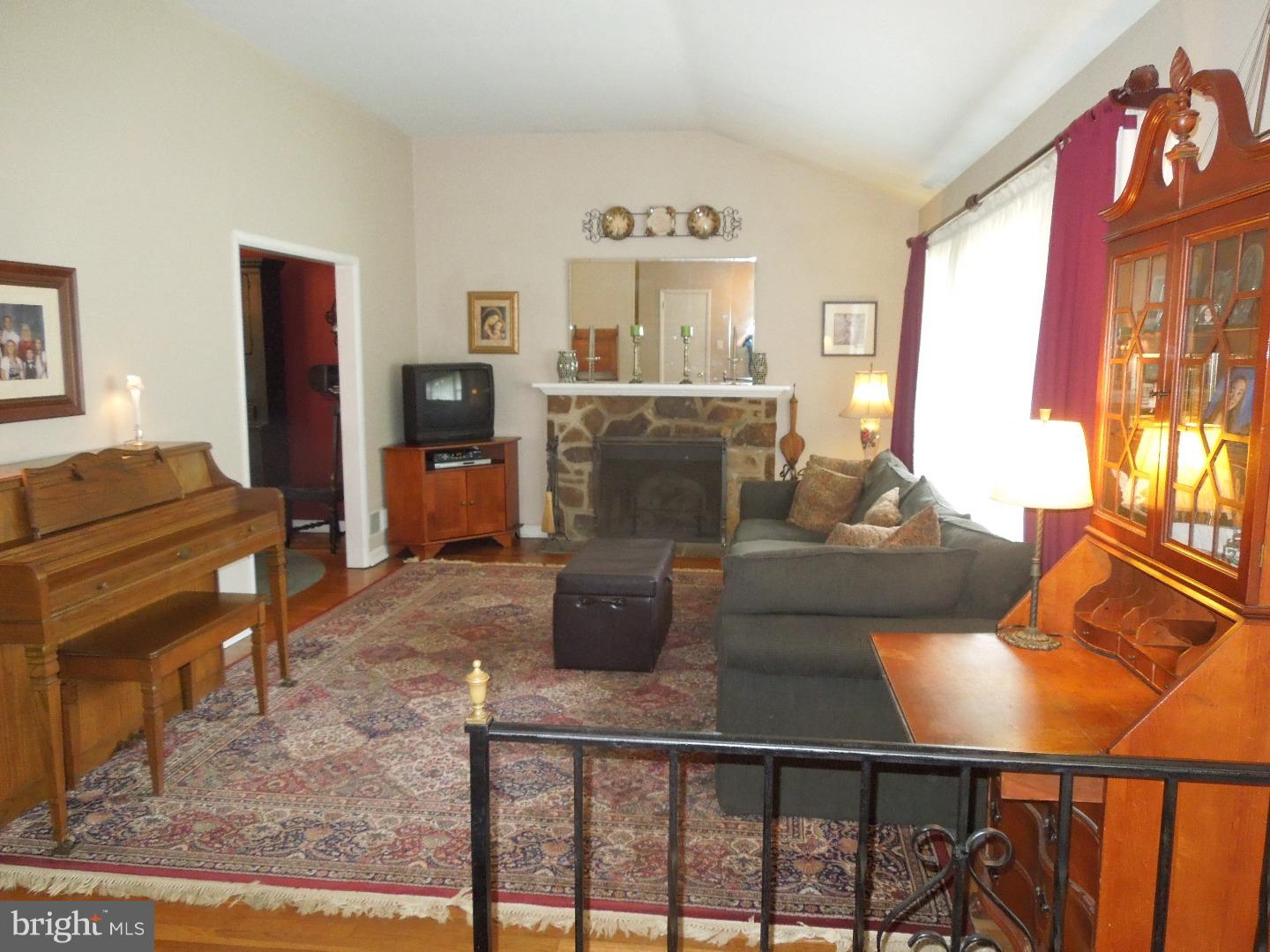 2419 Knowles Road Wilmington, DE 19810 - Photo 4 of 20 Living Room