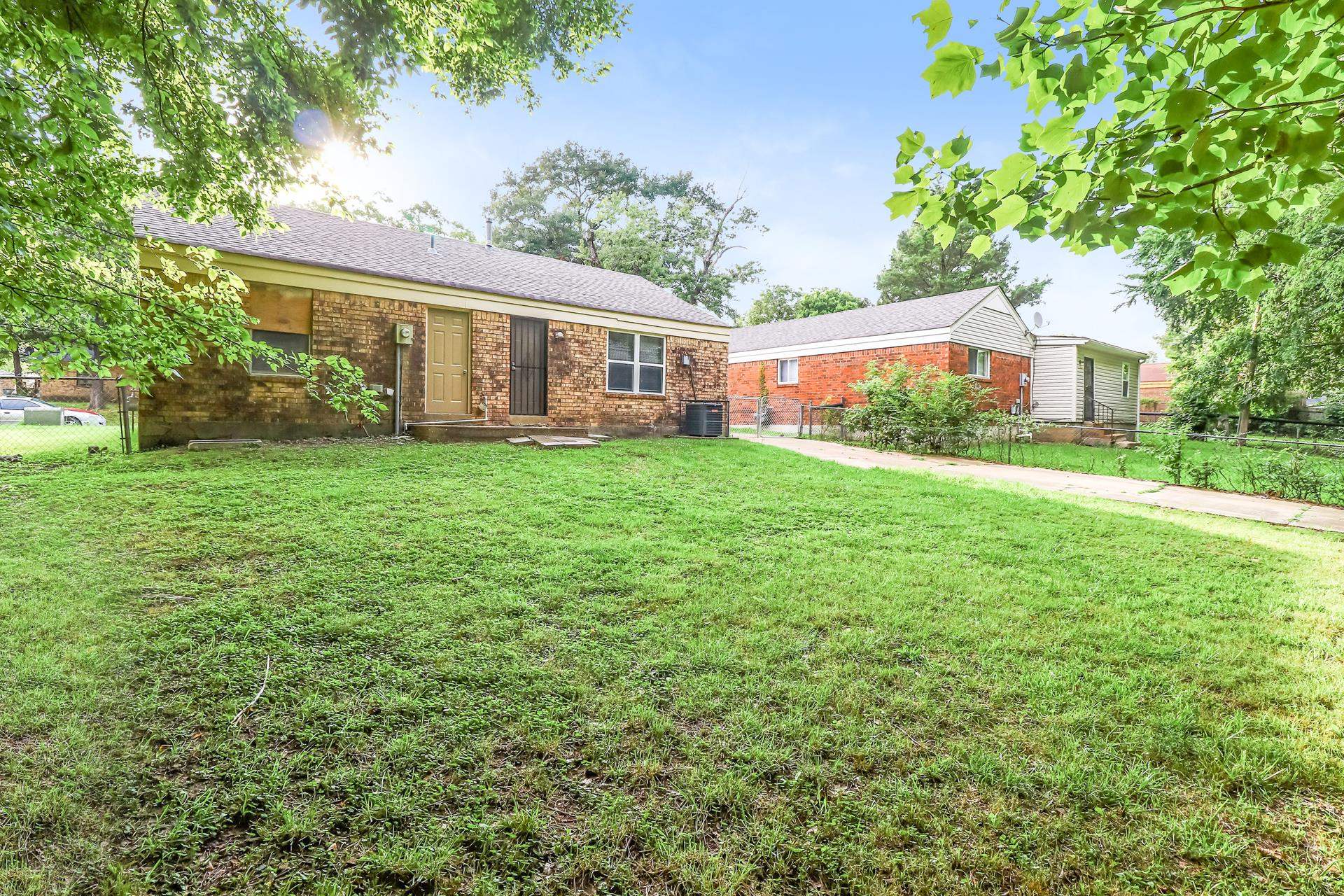 4442 Old Quarry Road Memphis, TN 38118 - Photo 15 of 16 a front view of a house with a garden