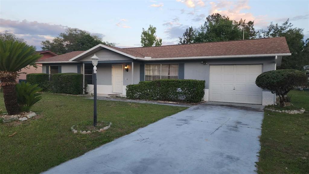 62 Silver Lane Ocala, FL 34472 - Photo 2 of 25 a front view of a house with garden
