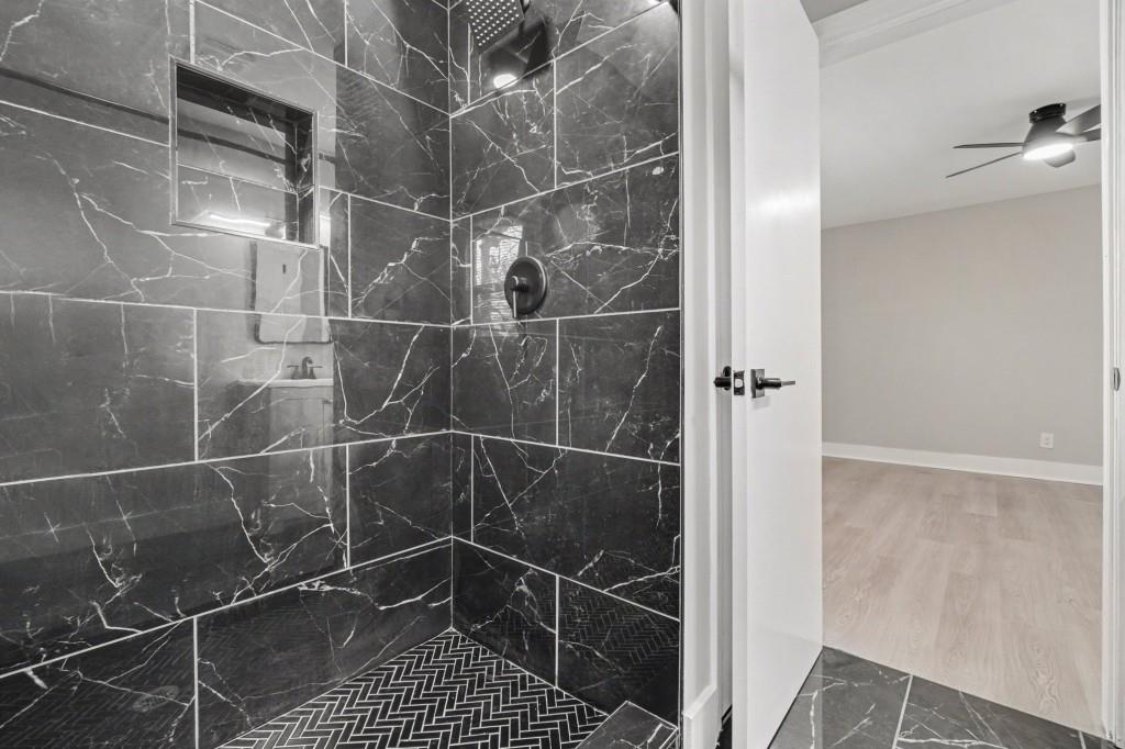 1515 Jonesboro Road Southeast Atlanta, GA 30315 - Photo 5 of 32 a bathroom with a shower