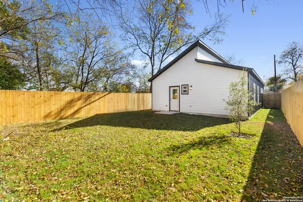 a view of backyard of the house