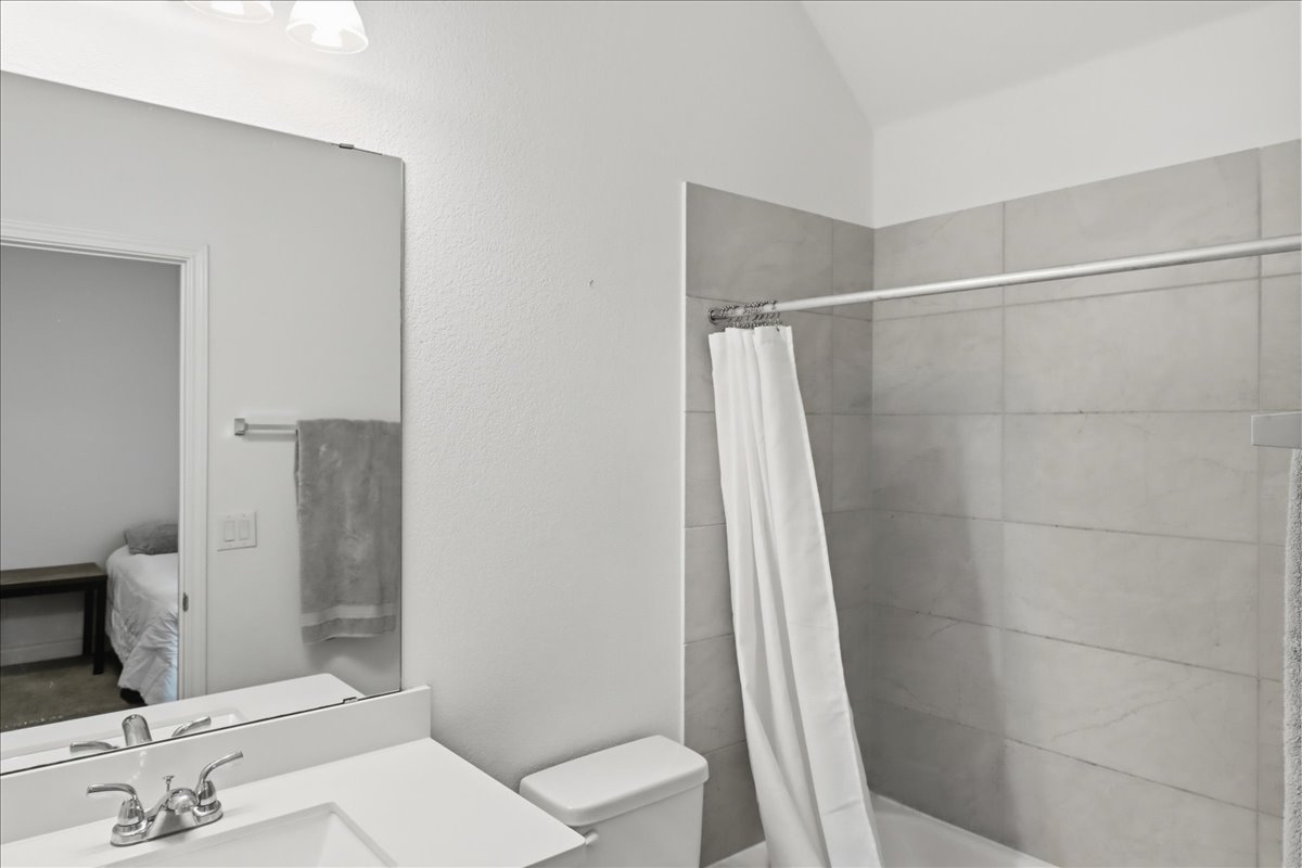 109 Rock Dock Road Georgetown, TX 78633 - Photo 13 of 39 Bedroom #3 bathroom