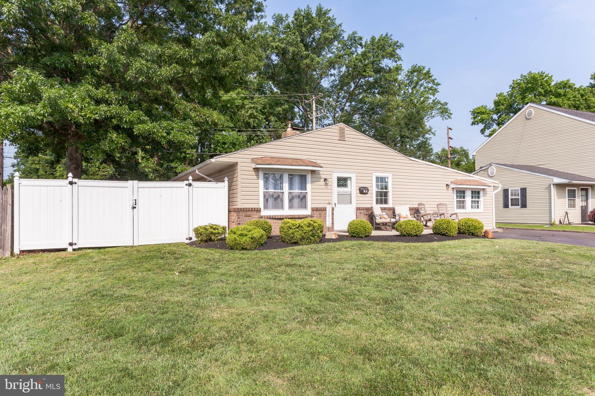 99 Border Rock Road Levittown, PA 19057 - Photo 2 of 30 Gallery Image 2