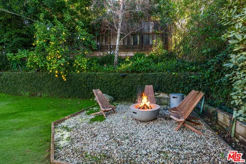 a view of a house with backyard and porch