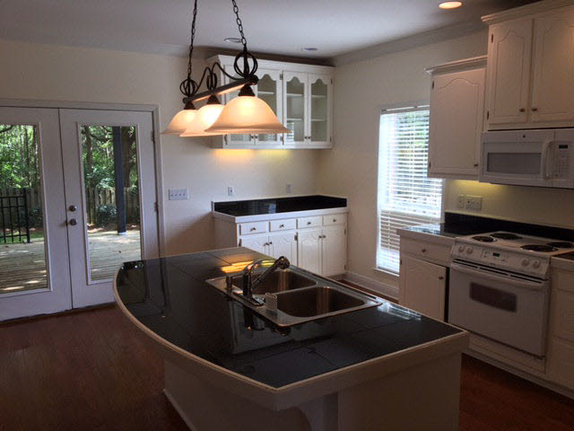 8894 Lake View Drive Fairhope, AL 36532 - Photo 4 of 11 Kitchen