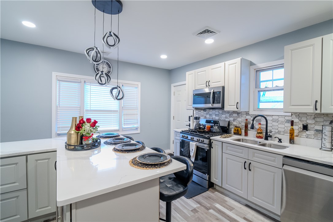 970 York Avenue Pawtucket, RI 02861 - Photo 2 of 16