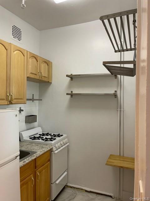 413 East 82nd Street, Unit 3A Manhattan, NY 10028 - Photo 9 of 10 a kitchen with a stove and a microwave