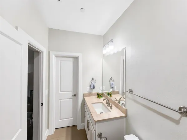 $3,500 | 15850 Quorum Drive, Addison, TX 75001