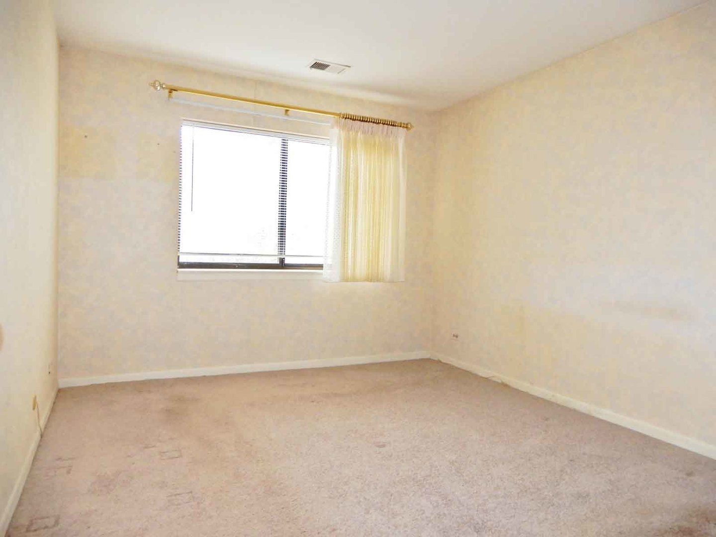 705 West Central Road, Unit 2C1 Mount Prospect, IL 60056 - Photo 4 of 8 an empty room with a window