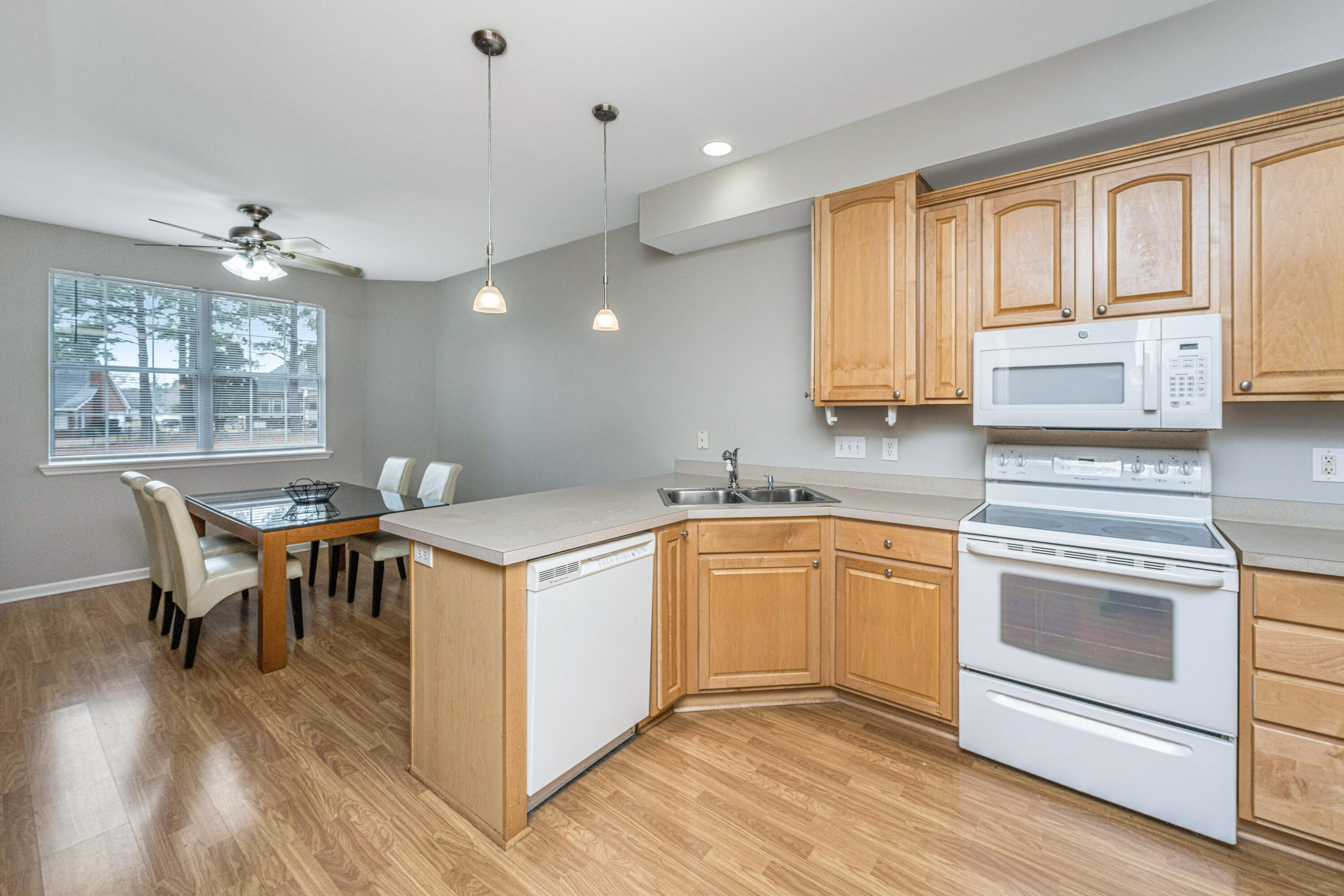 1319 Lark Lane Hanahan, SC 29410 - Photo 7 of 35 1319LarkLn021