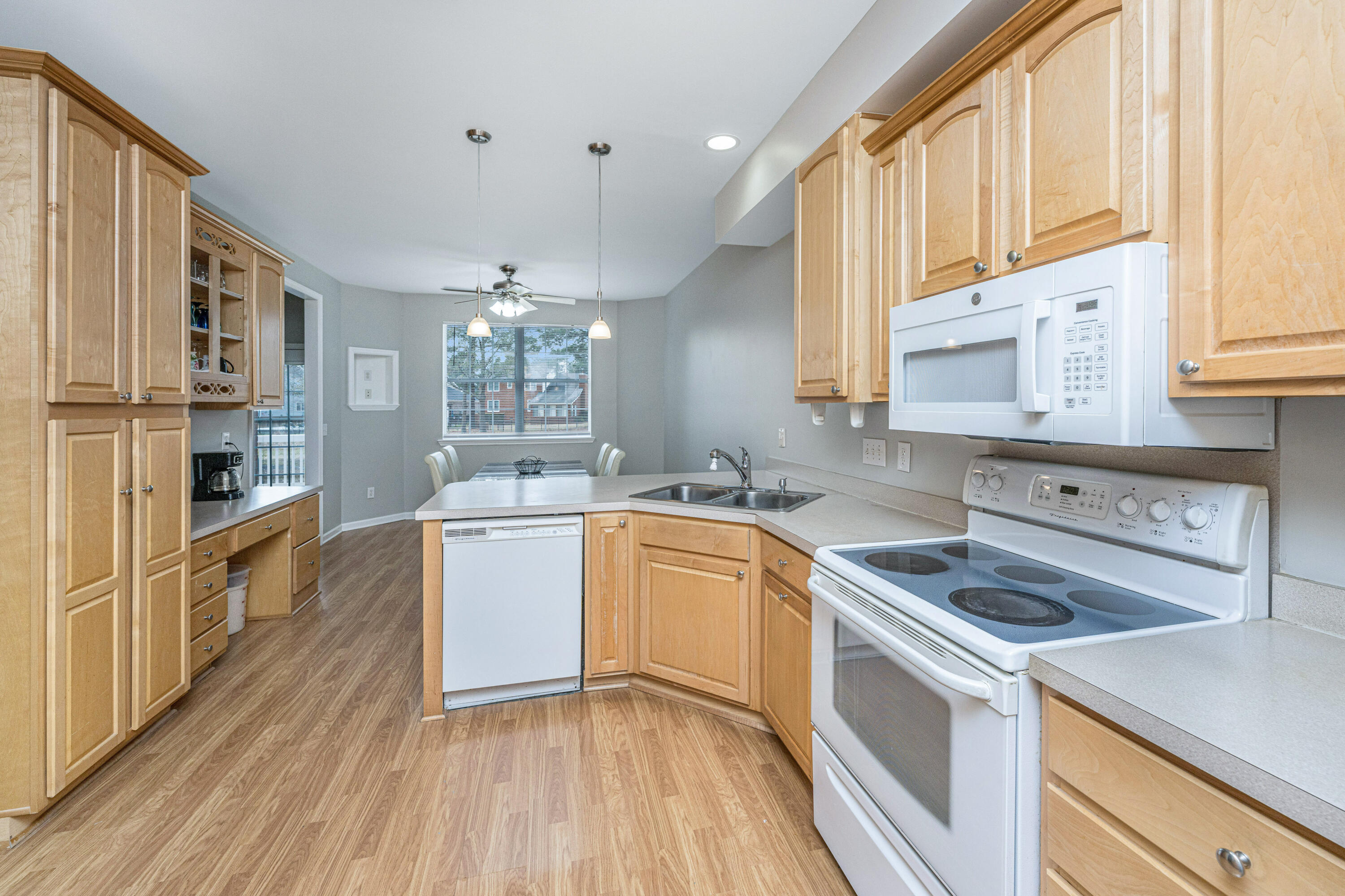 1319 Lark Lane Hanahan, SC 29410 - Photo 9 of 35 1319LarkLn018