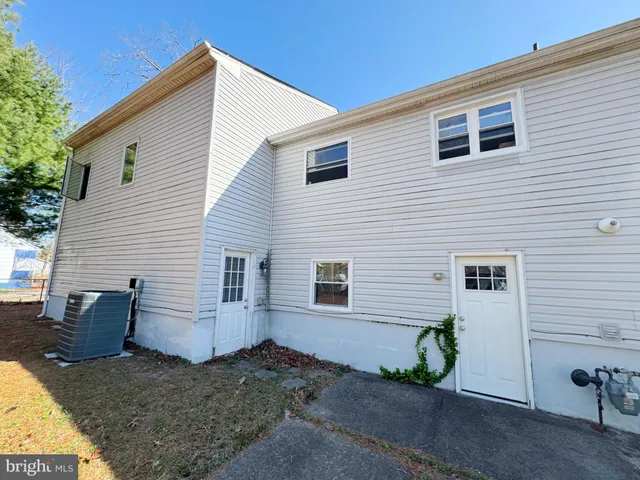 a view of a house with backyard