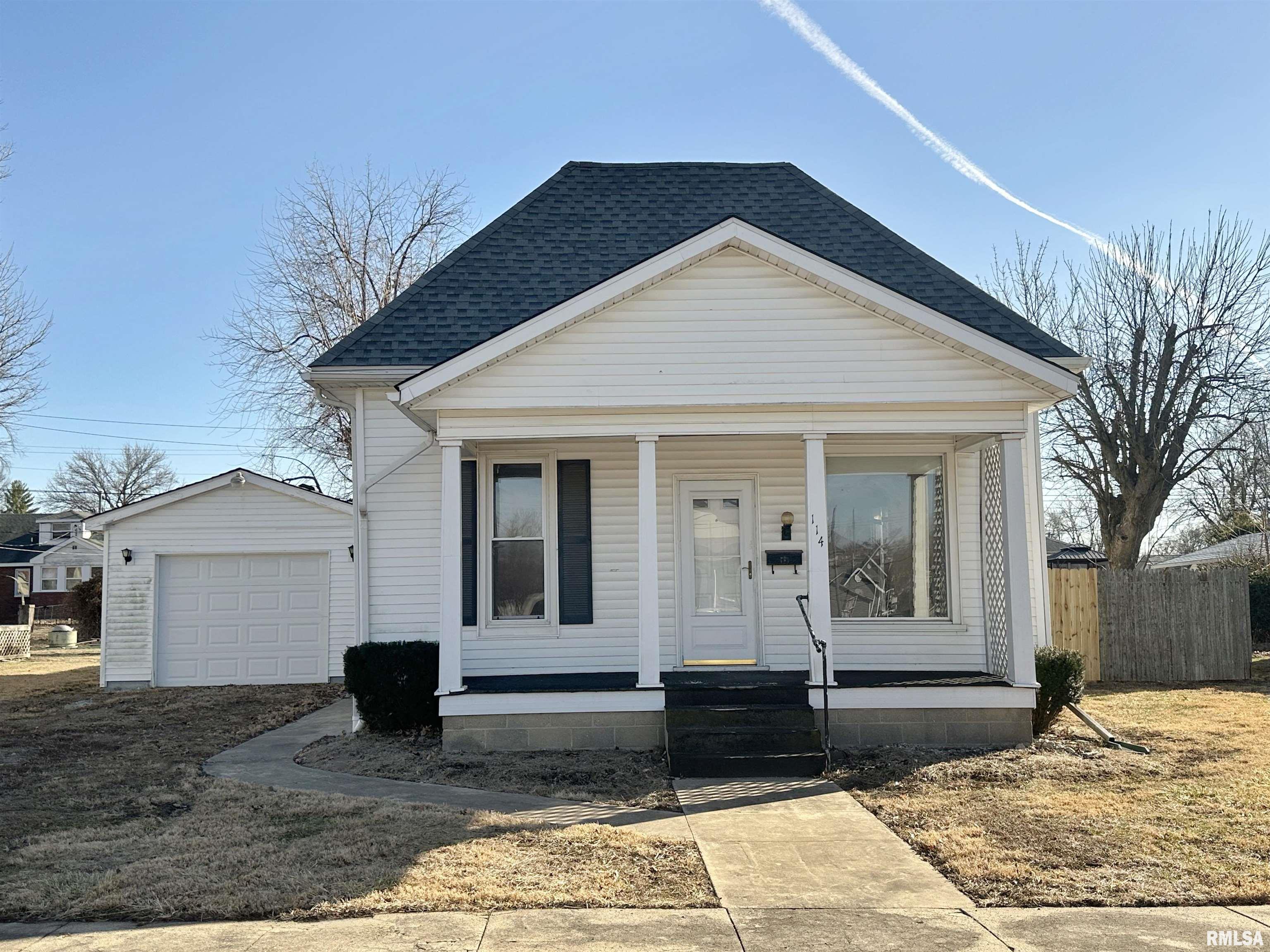 114 East Rowe Street Roodhouse, IL 62082 - Photo 1 of 19