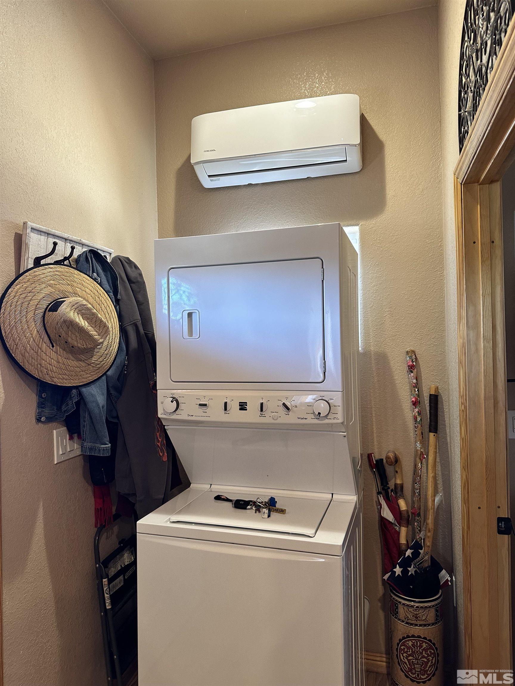 580 Silver Circle Tonopah, NV 89049 - Photo 15 of 37 a utility room with dryer and washer