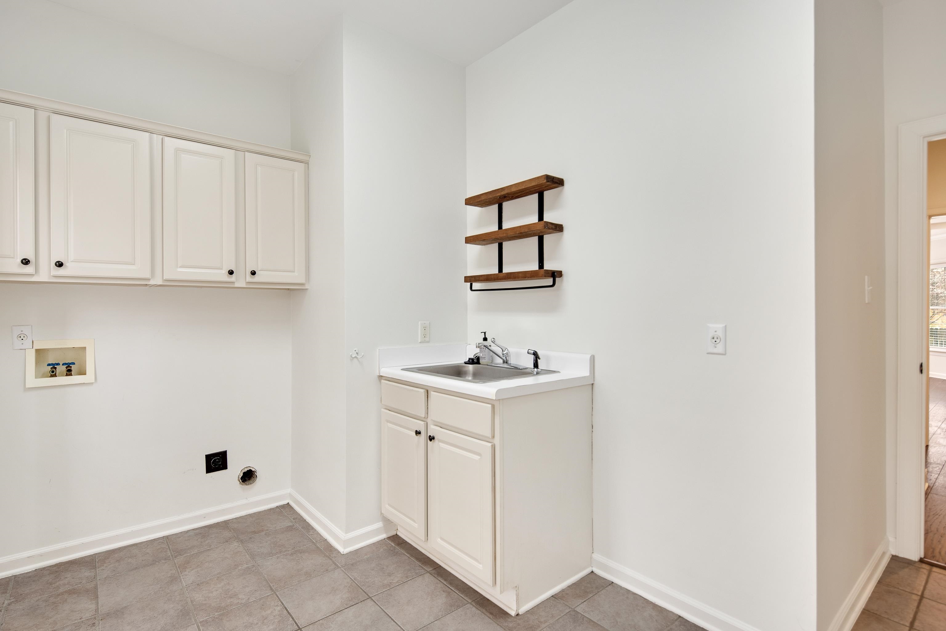543 Estanaula Road Collierville, TN 38017 - Photo 21 of 37 a room with cabinets