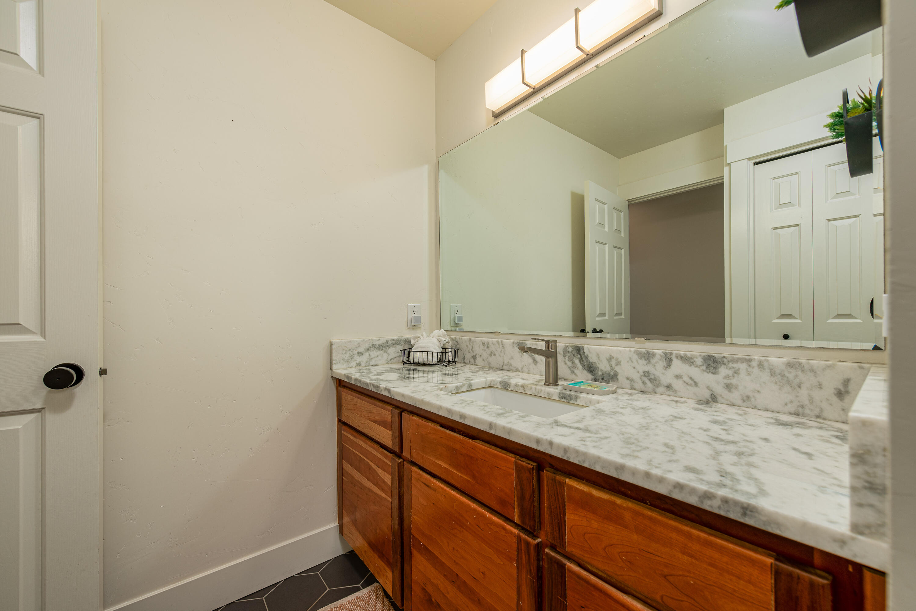 544 Apollo Road Prineville, OR 97754 - Photo 47 of 51 upstairs guest bath 2