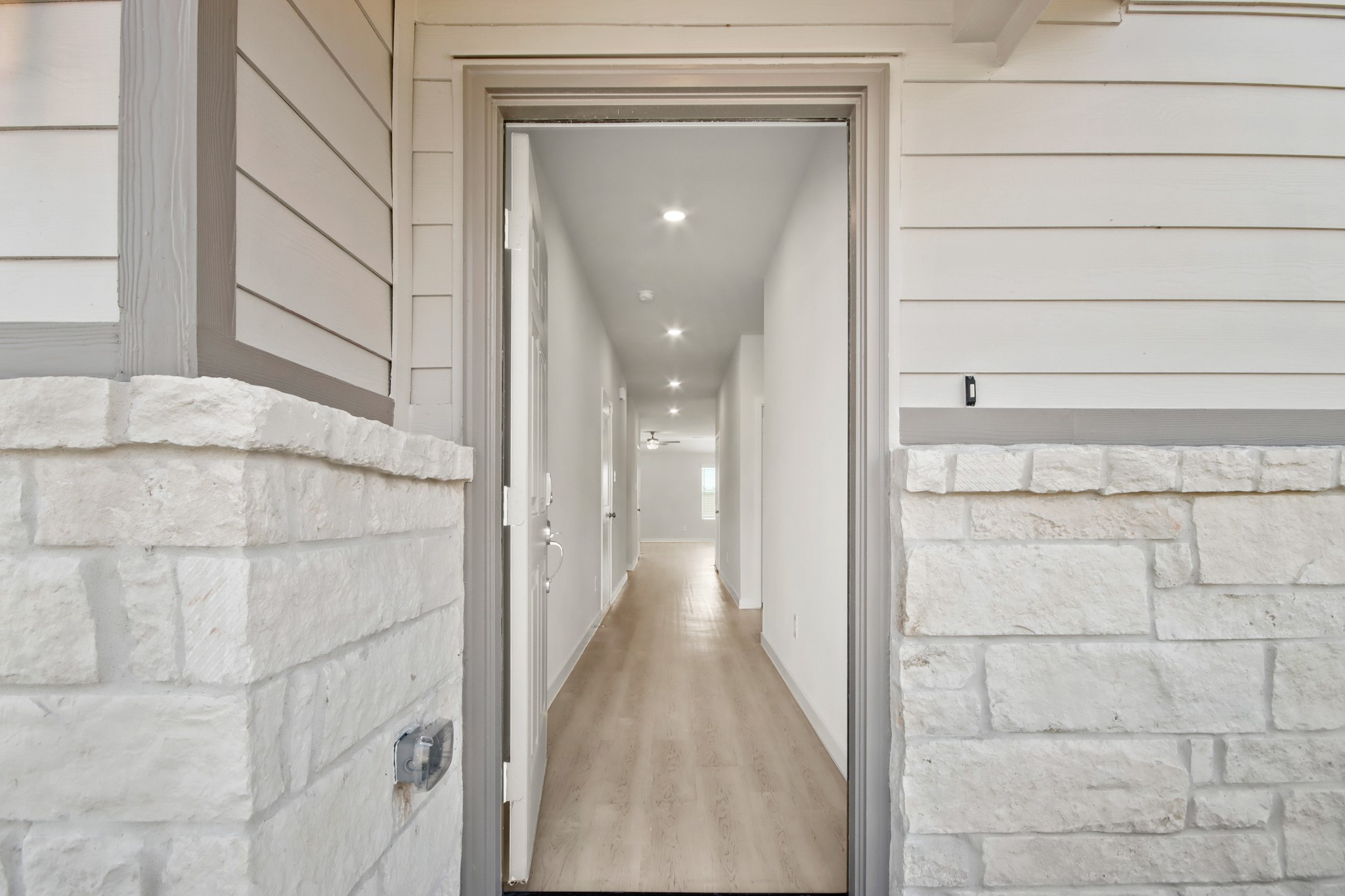 9715 Caney Bend Road Conroe, TX 77303 - Photo 2 of 24 a view of a hallway