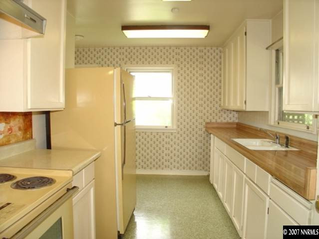 925 Whitaker Drive Reno, NV 89503 - Photo 3 of 9 a bathroom with a granite countertop sink a toilet and shower