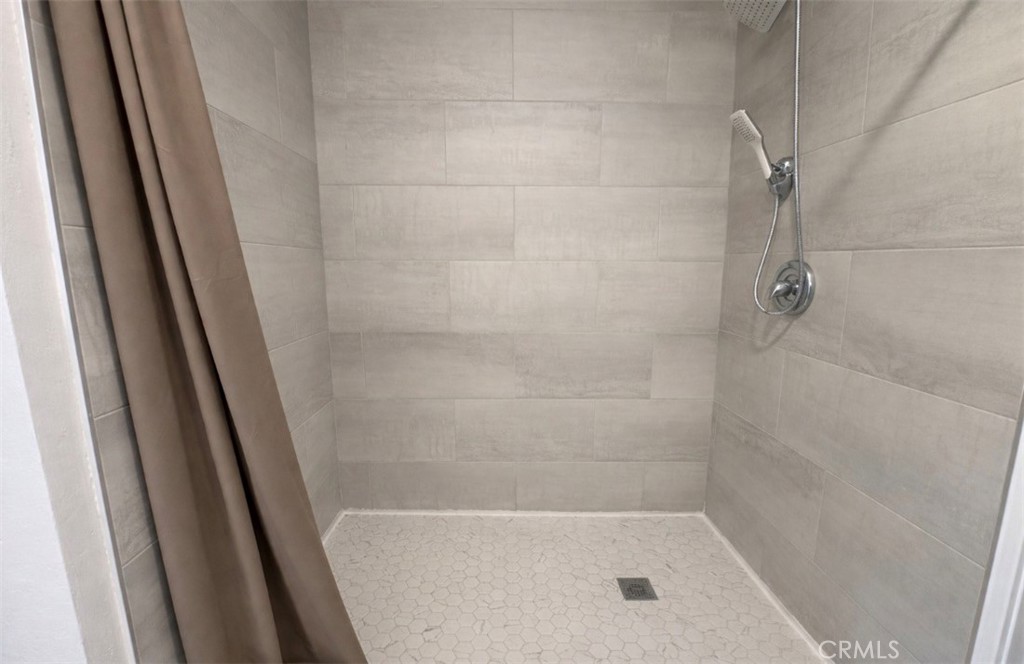 45414 Raysack Avenue Lancaster, CA 93535 - Photo 13 of 25 Main unit bathroom