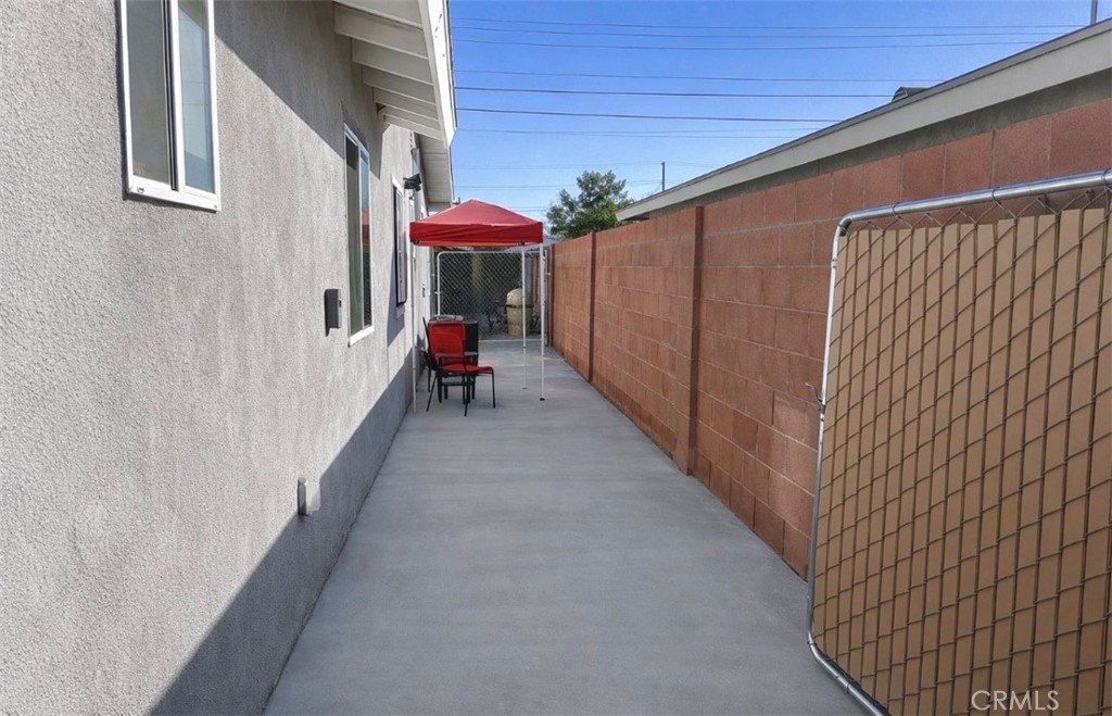 45414 Raysack Avenue Lancaster, CA 93535 - Photo 24 of 25 Entry way to side unit