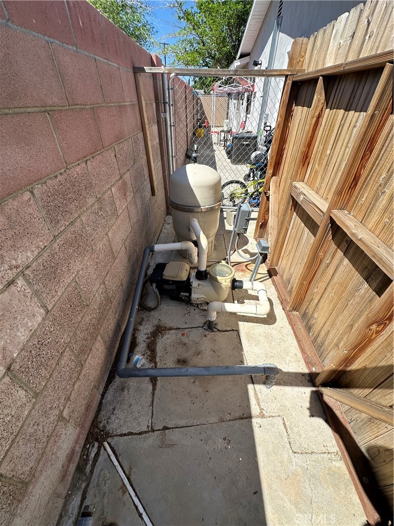 45414 Raysack Avenue Lancaster, CA 93535 - Photo 25 of 25 Side yard near side unit