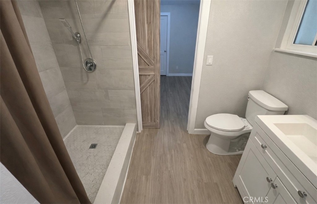 45414 Raysack Avenue Lancaster, CA 93535 - Photo 4 of 25 Main unit bathroom