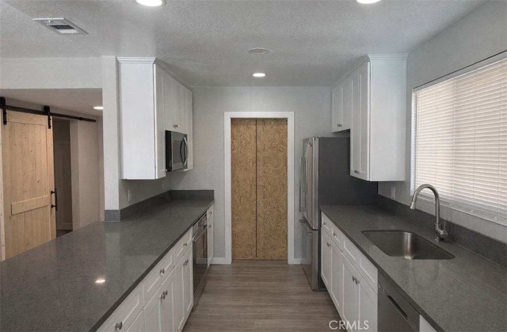 45414 Raysack Avenue Lancaster, CA 93535 - Photo 6 of 25 Main unit kitchen